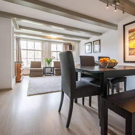 Short Group Carre * אמסטרדם