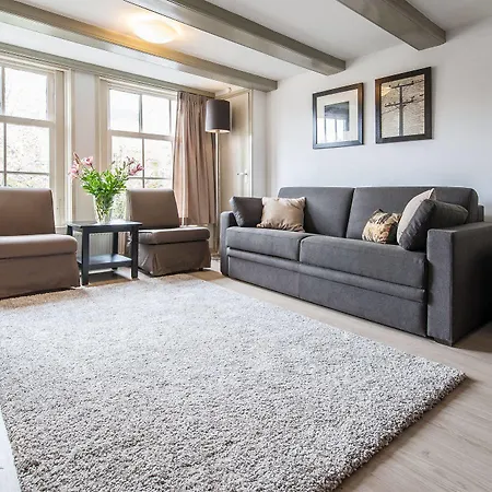 Short Group Carre אמסטרדם