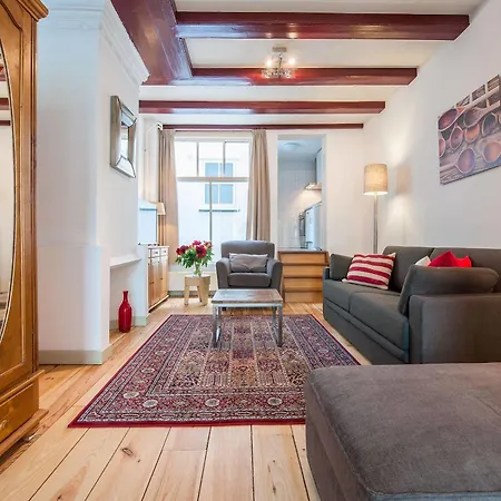 Short Group Carre מלון