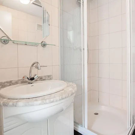 Short Group Carre מלון