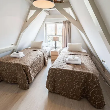 Short Group Carre אמסטרדם