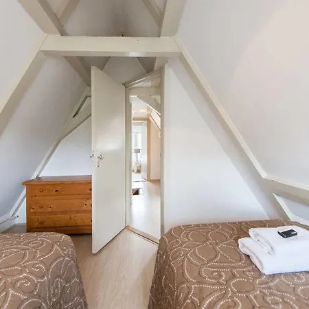 Short Group Carre אמסטרדם