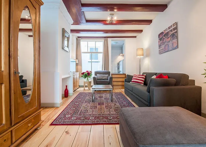 Short Group Carre Hotel