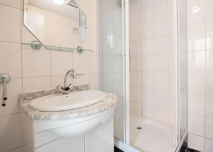 Short Group Carre Hotel